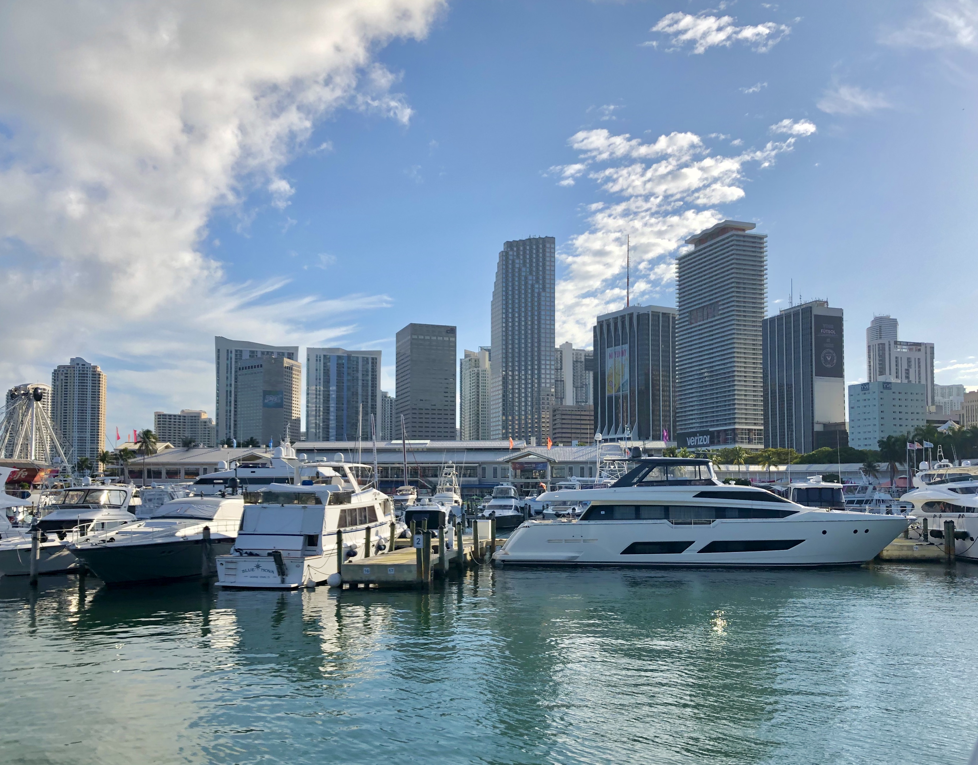 Miami skyline con marina y botes